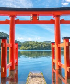 Los primeros Sakura (SOLO TIERRA) – 20 de febrero al 01 de marzo de 2026 25 06 GU0011ES Torii de la Paz en el lago Ashi Hakone Shrine